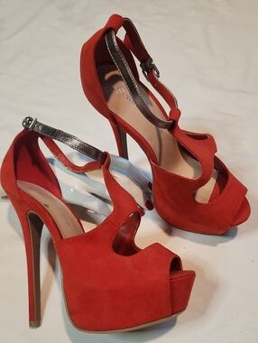 Wild Diva Red Suede Peep-Toe Platform Heels with Metallic Ankle Strap Sz7🔥
